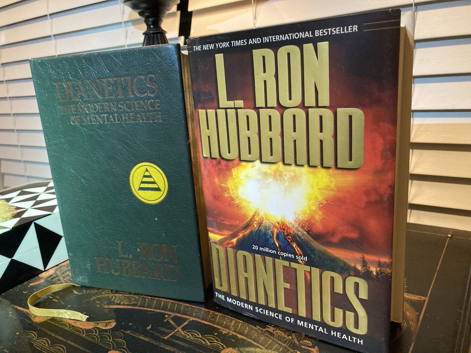 Dianetics, Commemorative Edition (Leather Bound) Modern Science of Mental Health